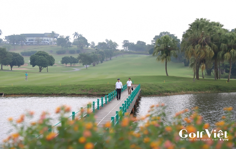 Cây cầu dẫn qua bẫy nước ở hố golf số 7 - Hố golf đạt danh hiệu Par 4 đẹp nhất Việt Nam của sân Chí Linh