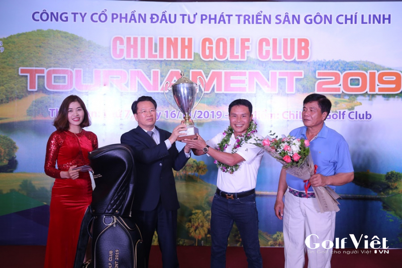 Ông Nguyễn Tiến Dũng, Chủ tịch HĐQT Công ty Cổ phần Đầu tư Phát triển Sân golf Chí Linh trao cúp Best Gross cho golfer Nguyễn Quốc Bình