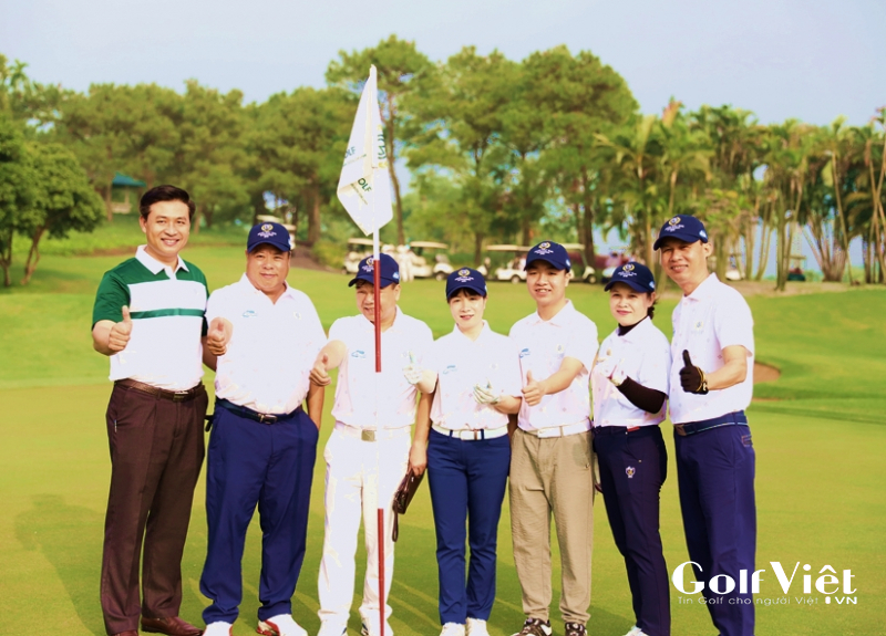 Ông Trần Thế Hải, Phó Giám đốc sân golf Chí Linh đã có mặt trên sân để chia sẻ niềm vui với golfer Trịnh Thị Giang
