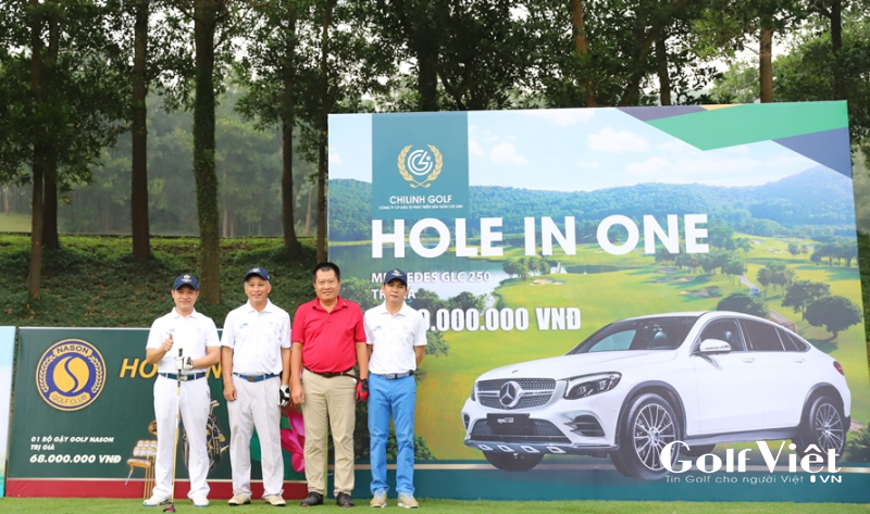 Bên cạnh xe ô tô hạng sang, golfer ghi Hole in One còn sở hữu nhiều phần quà giá trị từ nhà tài trợ: Bộ gậy golf, chuyến du lịch châu Âu, máy ảnh,...