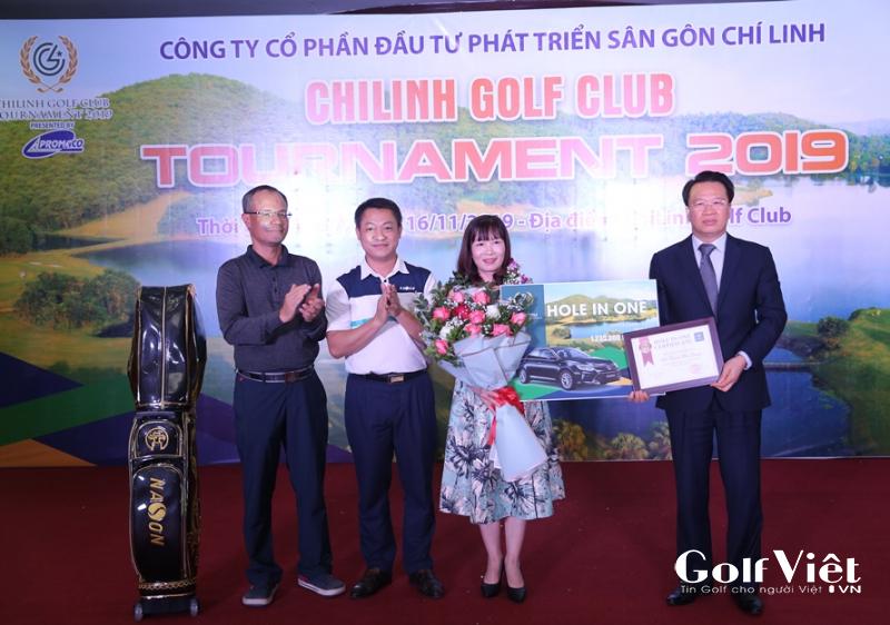 Nữ golfer Trịnh Thị Giang nhận ngay 1 xe ô tô Toyota Camry 2.5 sau khi sở hữu HIO đầu ở giải ChiLinh Golf Club Tournament