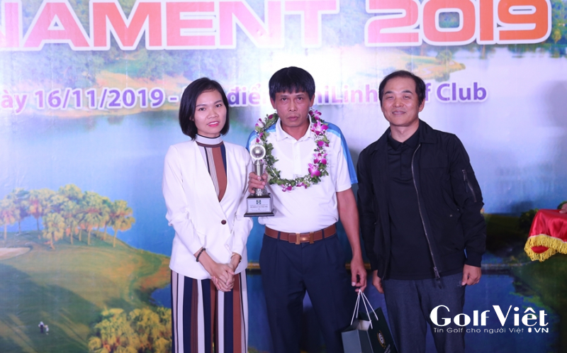 Bà Nguyễn Thị Hoài Trâm - Phó phòng KHKD và ông Yi KwangEun - Đại diện Khách sạn Golden Palace Bắc Ninh trao giải Kỹ thuật Nearest to the Pin