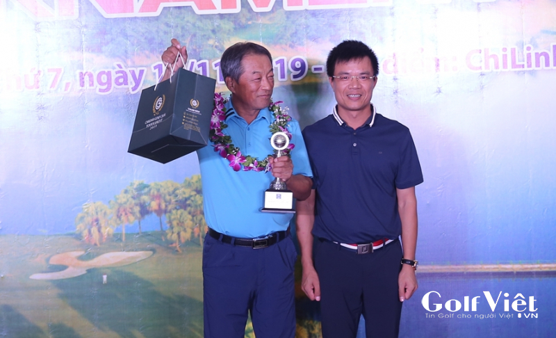 Ông Nguyễn Huy Nam - Thành viên HĐQT trao giải Kỹ thuật Nearest to the Line hố 7B cho golfer James Jung