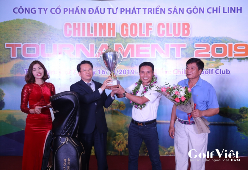 Cuối cùng là giải thưởng cao nhất của ChiLinh Golf Club Tournament thuộc về golfer Nguyễn Quốc Bình với điểm Gross 75