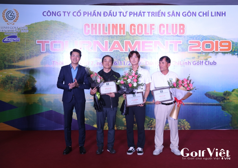 Ông Cao Xuân Hợp, Giám đốc Công ty, Trưởng BTC giải trao kỷ niệm chương cho các nhà tài trợ đồng: Công ty TNHH TM&DV Sơn Linh, Han K Golf và Hiệp hội Golf Hải Dương