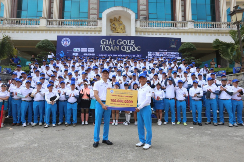 Ông Phan Minh Chính – Chủ tịch NEU Golf Club trao 100 triệu đồng cho lãnh đạo nhà trường