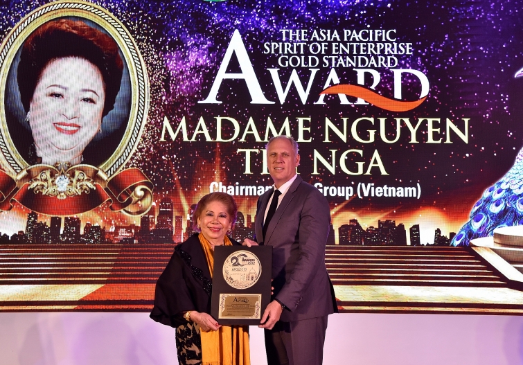 Ông Mark Reeves, Giám đốc Khối Golf Tập đoàn BRG, thay mặt Madame Nguyễn Thị Nga nhận giải thưởng tại Hội nghị thường niên trong lĩnh vực golf khu vực Châu Á - Thái Bình Dương 2019