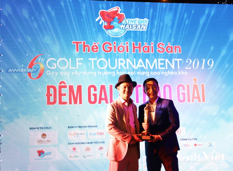 Ông Đinh Minh, Chủ tịch HĐQT MiGroup, trưởng BTC trao giải vô địch cho golfer Lê Hùng Nam