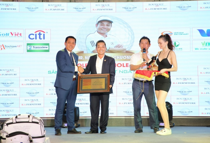 Ông Trần Ngọc Hải, TGĐ sân golf Tân Sơn Nhất trao giấy chứng nhận cho thành tích mà golfer Nguyễn Văn Chương đạt được ngày 27/9