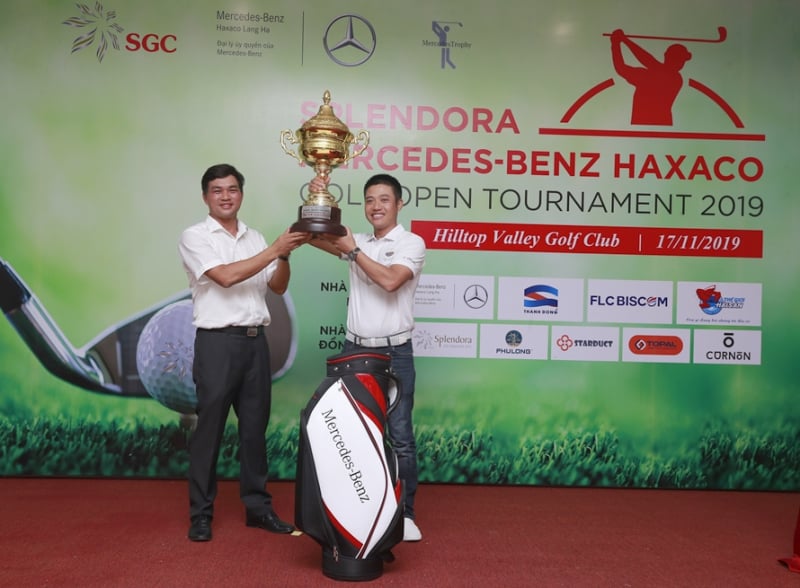 Chủ tịch CLB Golf Splendora Vũ Ngọc Biên trao cúp vô địch cho golfer Nguyễn Văn Mạnh
