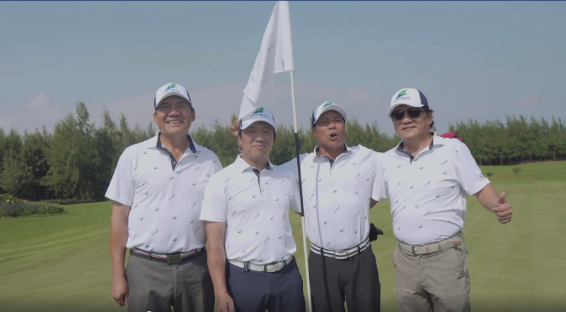 Golfer Trần Huy Cương (thứ hai từ phải sang) phát biểu cảm xúc sau khi ghi Hole in One (Nguồn: FLC Biscom)