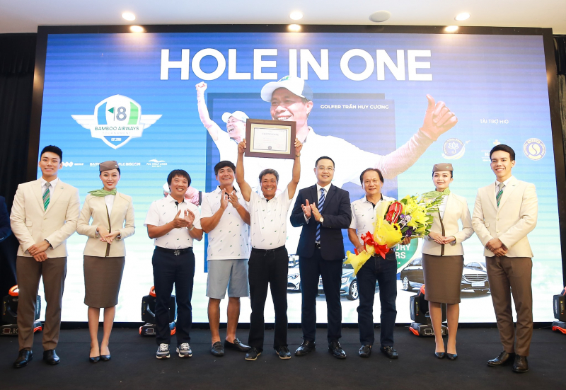 Ông Đỗ Việt Hùng, TGĐ FLC Biscom, trưởng BTC giải trao giấy chứng nhận Hole in One cho golfer Trần Huy Cương
