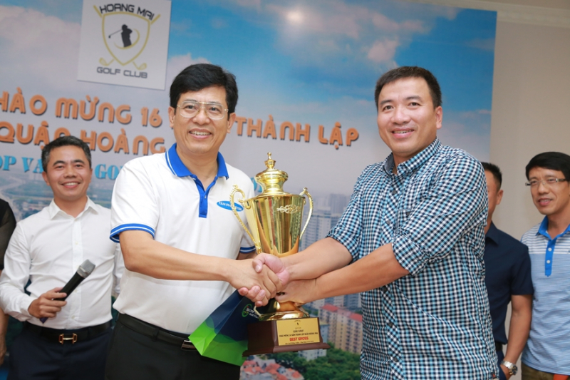 Nhà vô địch Nguyễn Minh Tân (trái)