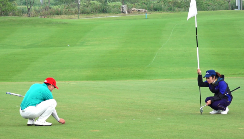 Golfer thi đấu tại sân golf Vinpearl Hải Phòng