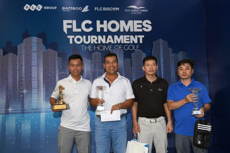 Golfer Vũ Quang Hoàng (thứ hai từ trái sang) đạt giải Ba bảng A tại FLCHomes Tournament 2019