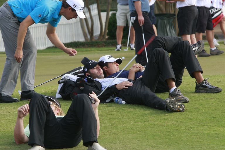 Lối chơi chậm có thể đủ để các golfer trong nhóm có một giấc ngủ ngắn (Ảnh: Dave Martin/Getty)
