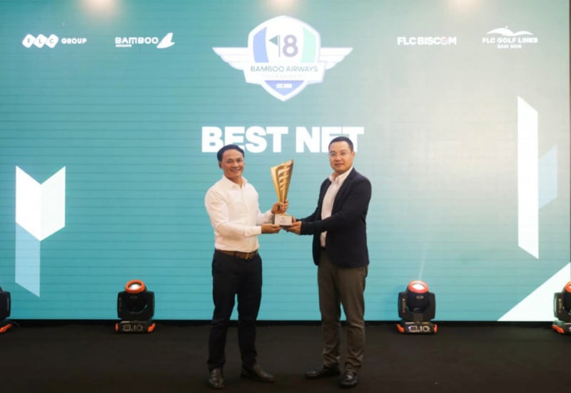 Ông Đỗ Việt Hùng, Tổng Giám đốc FLC Biscom trao cúp cho golfer đạt giải Nhất ngày 28/11