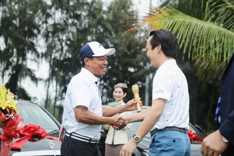 Golfer-chinh-thuc-nhan-giai-HIO-10-ty-tai-Bamboo-Airways18-Tournament (5)