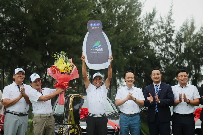 Golfer Trần Huy Cương nhận giải thưởng tại Lễ trao giải HIO tổ chức sáng ngày 29/11 ngay trên sân FLC Golf Link Sam Son