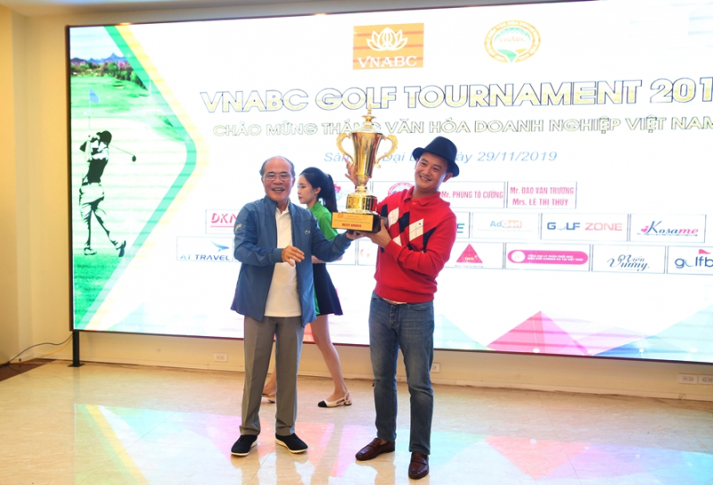 Nhà vô địch VNABC Golf Tournament 2019 Đinh Quang Minh (phải)