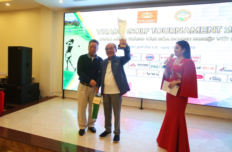 Ông Hồ Anh Tuấn – Chủ tịch Hiệp hội Phát triển Văn hóa Doanh nghiệp Việt Nam trao Cup Cống hiến cho nguyên Chủ tịch Quốc hội Nguyễn Sinh Hùng