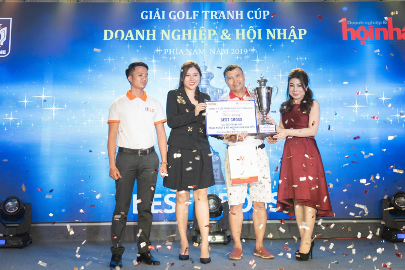 Trưởng BTC giải Nguyễn Lan Hương (phải) trao giải vô địch cho golfer Nguyễn Quốc Tình