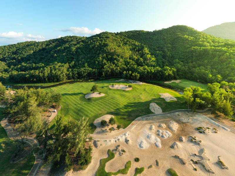 Quang cảnh tuyệt đẹp tại sân golf 18 hố được thiết kế bởi huyền thoại Nick Faldo, nằm ở trung tâm của khu nghỉ dưỡng Laguna Lăng Cô