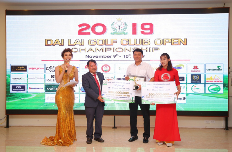 Golfer Phạm Xuân Cảnh (áo trắng) nhận giải thưởng HIO vào tối ngày 10/11