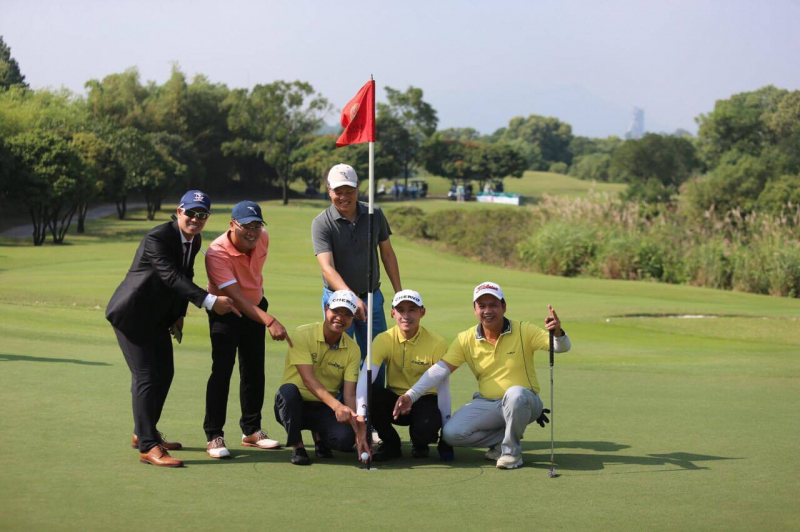 Golfer Nguyễn Hữu Hoàng (áo vàng ngồi giữa) ghi hole-in-one ngay cú phát bóng đầu tiên tại giải Chervo Open Championship 2019