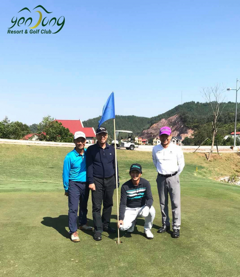 Golfer Trần Long (ngồi) - Golfer sở hữu thành tích ghi Hole in One và Eagle ở hai hố golf liên tiếp