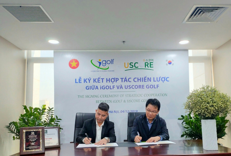 Tổng Giám đốc PPC iGOLF – ông Vũ Xuân Nguyên (trái) và Giám đốc USCORE GOLF – ông Thomas (phải) ký kết hợp tác chiến lược