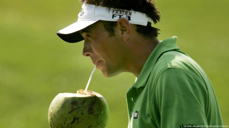 Nước dừa giúp bổ sung nhanh chất điện giải cho golfer