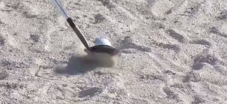 Ảnh cắt ra từ video của NBC Golf Channel cho thấy Patrick hai lần có hành động gạt vùng cát phía sau bóng golf