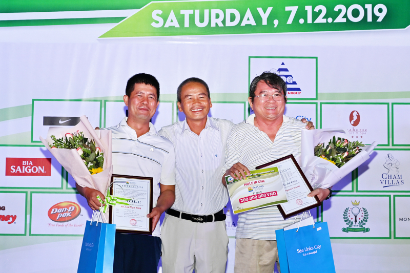 Golfer Lưu Ngọc Sáng (trái) và golfer Nguyễn Văn Lâm (phải) nhận chứng nhận từ sân golf Sea Links