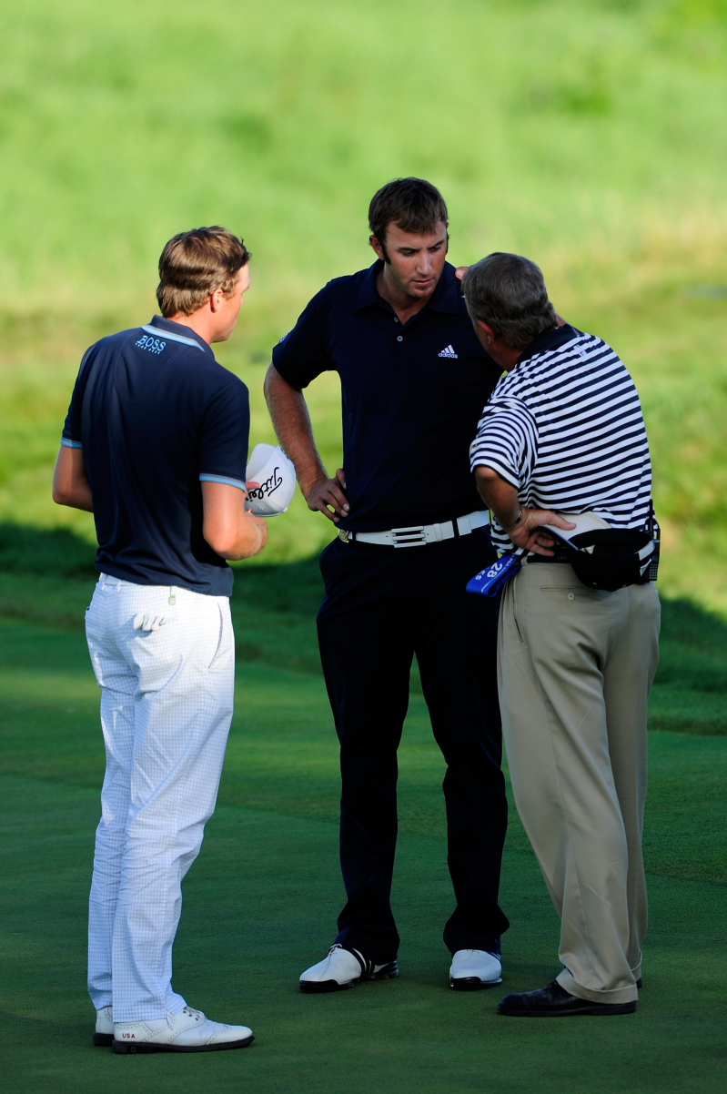 Dustin Johnson (giữa) thảo luận cùng trọng tài David Price về tình huống của mình tại PGA Championship 2010