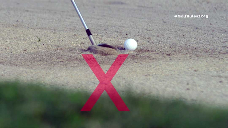 Khi bóng ở waste area, golfer được phép đặt gậy xuống cát nhưng không được phép loại bỏ hoặc tạo áp lực lên vùng cát (hoặc vùng đất xốp) làm ảnh hưởng tới điều kiện để thực hiện cú đánh tiếp theo