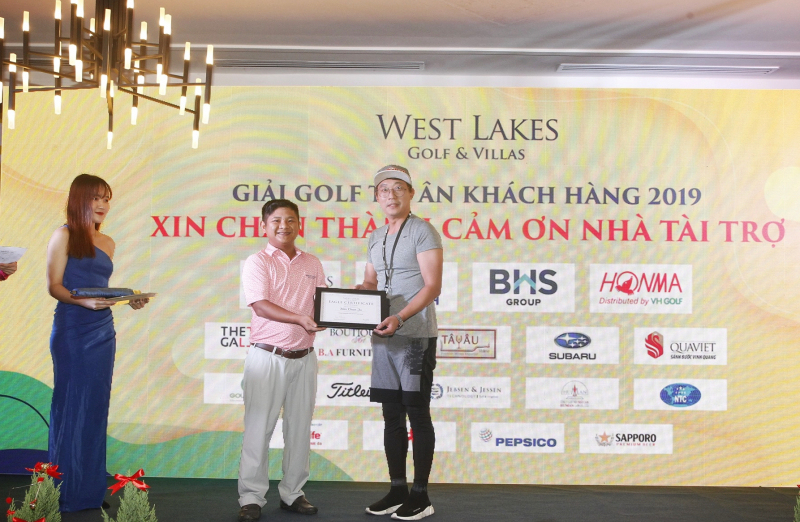 Golfer Kim Chan Ju (phải) nhận chứng nhận Eagle