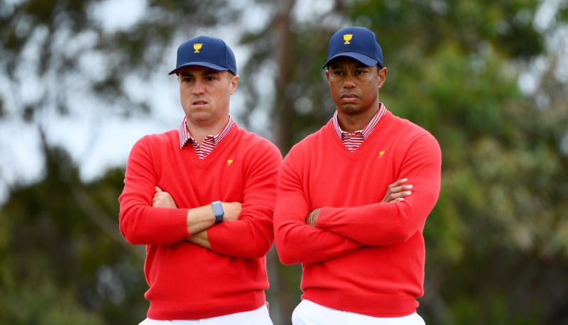 Justin Thomas (trái) và Tiger Woods (phải) đứng trước hố số 6