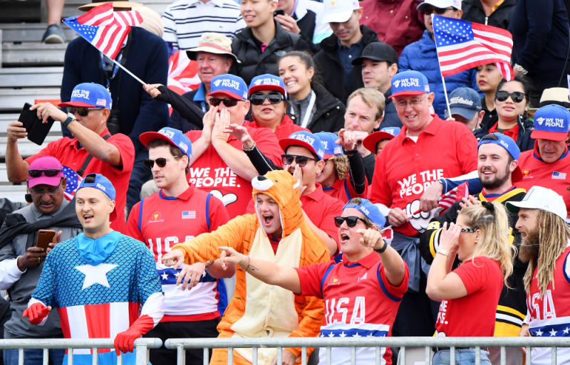 Người hâm mộ của đội tuyển Mỹ hào hứng cổ vũ trên khán đài