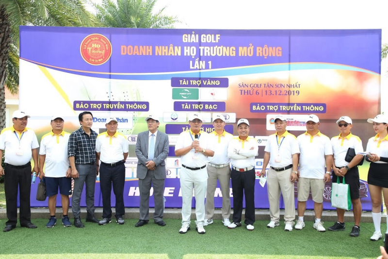 Hai-golfer-vo-dich-giai-golf-Doanh-nhan-ho-Truong-mo-rong-lan-I (1)