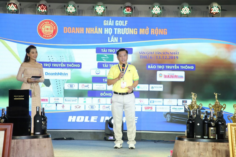 Ông Trương Thành Thông, Trưởng BTC Giải golf CLB Doanh nhân Họ Trương mở rộng lần I phát biểu tại đêm Gala trao giải