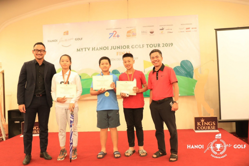 Nguyễn Anh Minh (áo xanh) và Đoàn Uy (áo đỏ) là hai golfer có thành tích tốt nhất ở vòng loại