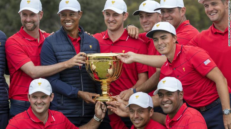 Woods cùng đồng đội chụp hình lưu niệm cùng cúp chiến thắng của Presidents Cup 2019