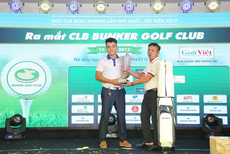 Chủ tịch CLB Bunker Golf Club Trịnh Đình Thanh trao giải Best Gross cho golfer Trần Văn Hoàng