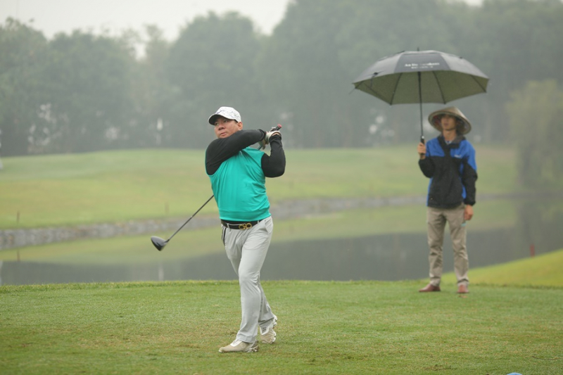 Mặc dù thi đấu trong điều kiện thời tiết mưa rét, các golfer vẫn không chùn bước và quyết tâm 