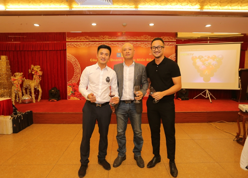 Ông Phạm Quốc Việt (giữa) đại diện BTC phát biểu khai mạc Tiệc Gala trao giải - Tất niên của CLB Doanh nghiệp miền Bắc