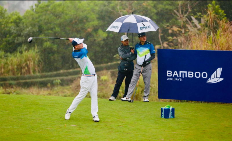 Thời tiết mưa không làm giảm đi sự hào hứng của các golfer