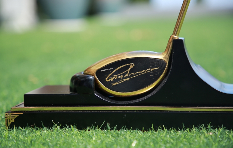 Cận cảnh bộ gậy golf dát vàng có chữ ký của Greg Norman