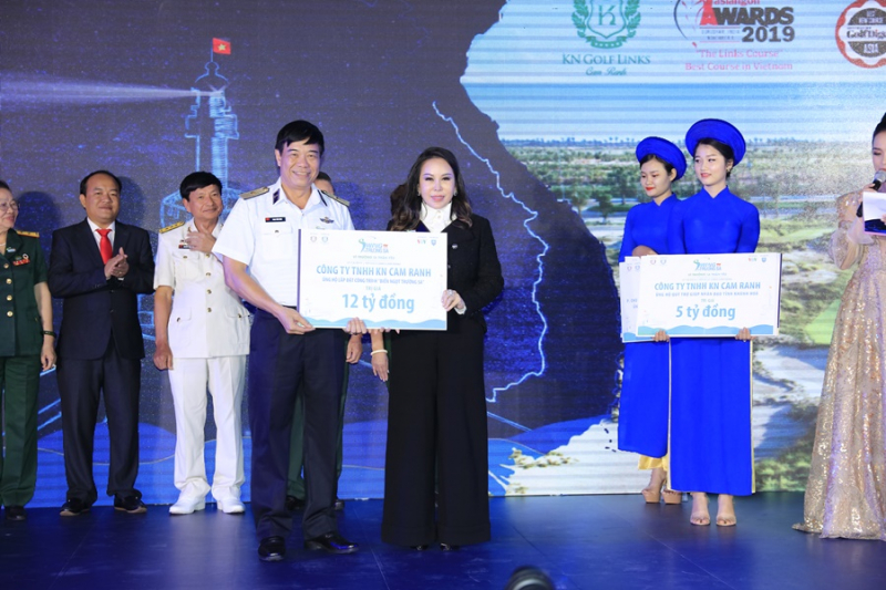 Bà Lê Nữ Thùy Dương, Tổng Giám đốc KN Cam Ranh trao tượng trưng số tiền ủng hộ 12 tỷ đồng để lắp đặt công trình Biển Ngọt Trường Sa