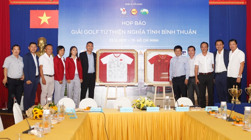 BTC giải golf từ thiện nghĩa tình Bình Thuận cùng 2 thành viên đội tuyển nữ Việt Nam là trợ lí HLV Kim Chi, cùng tuyển thủ Huỳnh Như (Áo đỏ).